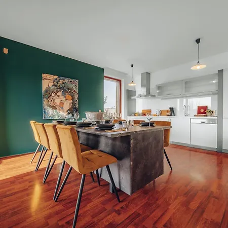 Design Architect With 2 * Prag