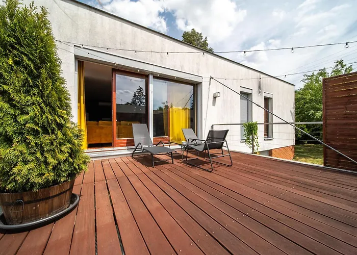 Design Architect With 2 *